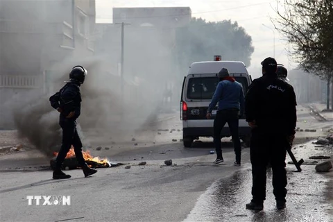 Cảnh sát Tunisia được triển khai để ngăn chặn những người biểu tình quá khích tại thành phố Kasserine ngày 25/12/2018. (Ảnh: AFP/TTXVN)