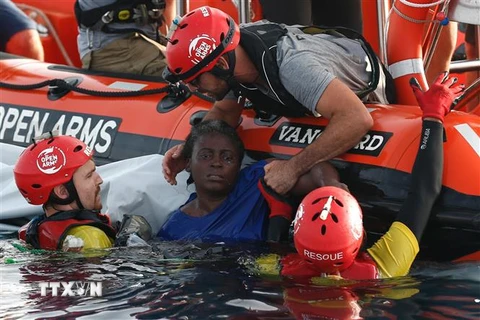 Nhân viên cứu hộ nỗ lực cứu một người di cư trên Địa Trung Hải, cách bờ biển Libya khoảng 12,8km ngày 17/7/2018. (Ảnh: AFP/TTXVN)