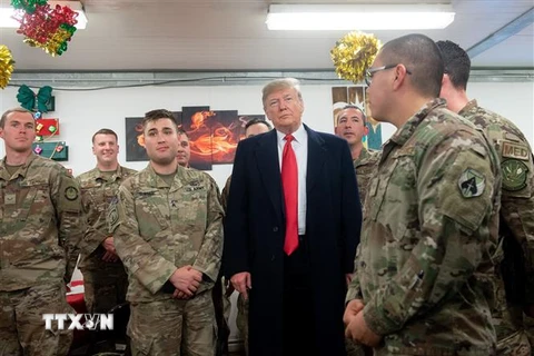 Tổng thống Mỹ Donald Trump (giữa) trong chuyến thăm căn cứ không quân Al Asad ở Iraq ngày 26/12/2018. (Ảnh: AFP/TTXVN)