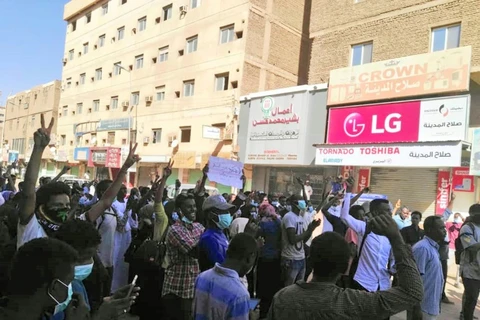 Người biểu tình Sudan hô vang khẩu hiệu trong cuộc biểu tình phản đối chính phủ ở thủ đô Khartoum ngày 6/1. (Nguồn: AFP)