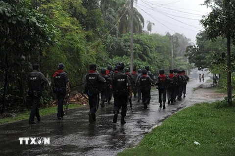 Lực lượng cảnh sát có vũ trang Myanmar tuần tra tại Sittwe, thủ phủ bang Rakhine. (Ảnh: AFP/TTXVN)