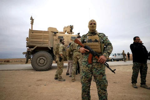 Lực lượng Dân chủ Syria và các binh sỹ Mỹ trong một cuộc tuần tra gần biên giới Thổ Nhĩ Kỳ ở Hasakah, Syria, ngày 4/11/2018. (Nguồn: Reuters)