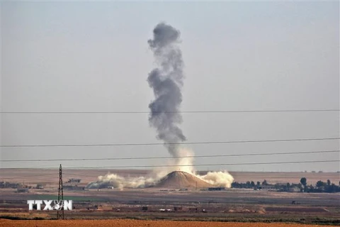 Khói bốc lên sau cuộc không kích của liên quân do Mỹ đứng đầu nhằm vào mục tiêu của IS ở làng al-Hisha ngày 9/11/2016. (Ảnh: AFP/ TTXVN)