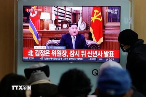 Người dân theo dõi bài phát biểu nhân dịp Năm mới 2019 của Nhà lãnh đạo Triều Tiên Kim Jong-un được phát qua truyền hình, tại nhà ga Seoul, Hàn Quốc ngày 1/1/2019. (Ảnh: AP/TTXVN)