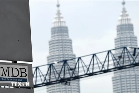 Biểu tượng của Quỹ đầu tư nhà nước Malaysia 1MDB tại Kuala Lumpur. (Ảnh: AFP/TTXVN)
