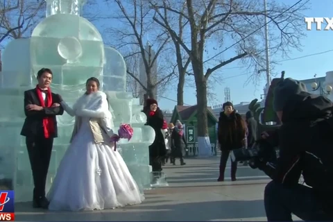 [Video] 47 cặp đôi cưới tập thể trong băng tuyết âm 35 độ C