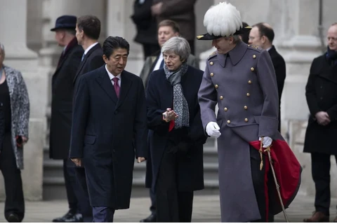 Thủ tướng Nhật Bản Shinzo Abe và người đồng cấp Anh Theresa May tại London. (Nguồn: AAP)