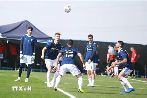 Các tuyển thủ Iran tập với bóng trước trận gặp Việt Nam. (Ảnh: Hoàng Linh/TTXVN)