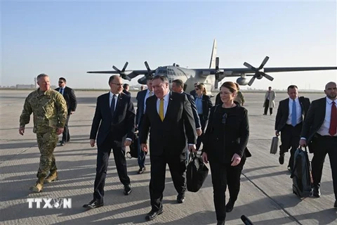 Ngoại trưởng Mỹ Mike Pompeo (giữa) tới Baghdad, Iraq, ngày 9/1/2019. (Ảnh: AFP/TTXVN)