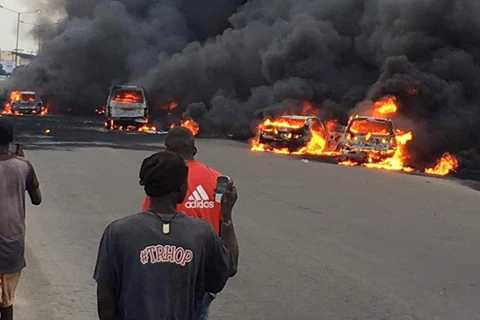 Hiện trường một vụ cháy xe bồn chở xăng tại Nigeria hồi tháng 6/2018 khiến 9 người chết, 54 xe ôtô bị thiêu rụi. (Nguồn: Sputnik)
