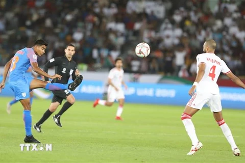 Tối 10/1/2019, đội tuyển UAE (áo trắng) đã giành chiến thắng với tỷ số 2-0 trước đội tuyển Ấn Độ trong trận đấu thuộc lượt trận thứ 2 của bảng A diễn ra trên sân Zayed Sports City ở Abu Dhabi. (Ảnh: Hoàng Linh/TTXVN)