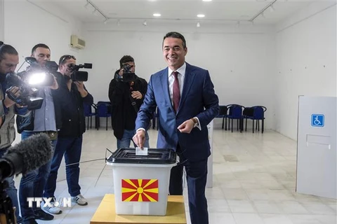 Ngoại trưởng Macedonia Nikola Dimitrov bỏ phiếu tại một điểm trưng cầu dân ý về đổi tên nước ở Skopje ngày 30/9/2018. (Ảnh: AFP/TTXVN)