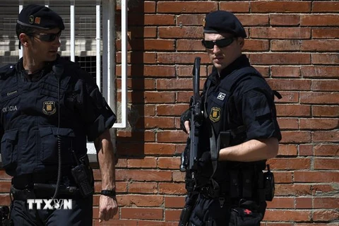  Cảnh sát Tây Ban Nha tại Cornella, Catalonia. (Ảnh: AFP/TTXVN)
