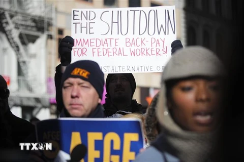 Người dân tuần hành phản đối tình trạng Chính phủ đóng cửa một phần tại New York, Mỹ, ngày 15/1/2019. (Ảnh: THX/TTXVN)