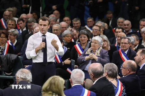 Tổng thống Pháp Emmanuel Macron trong cuộc gặp hơn 600 Thị trưởng vùng Normandie tại thành phố Grand Bourgtheroulde, tỉnh Eure ngày 15/1/2019. (Ảnh: AFP/TTXVN)