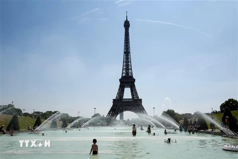 Tháp Eiffel tại thủ đô Paris, Pháp. (Ảnh: AFP/TTXVN)