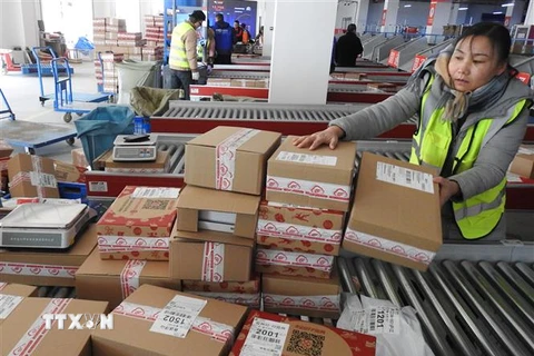 Công nhân đóng gói hàng hóa tại một công ty chuyển phát ở tỉnh Giang Tô, miền đông Trung Quốc ngày 12/12/2018. (Ảnh: THX/TTXVN)