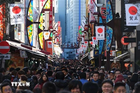 Du khách tại khu mua sắm Ueno ở Tokyo, Nhật Bản. (Ảnh: AFP/TTXVN)