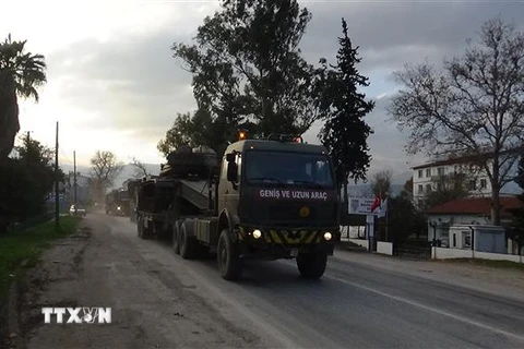  Đoàn xe quân sự Thổ Nhĩ Kỳ được triển khai tại tỉnh Hatay, Thổ Nhĩ Kỳ, giáp giới Syria ngày 14/1/2019. (Ảnh: THX/TTXVN)