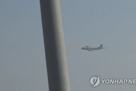 Máy bay tuần tra Nhật Bản bay gần tàu hải quân Hàn Quốc. (Nguồn: Yonhap)