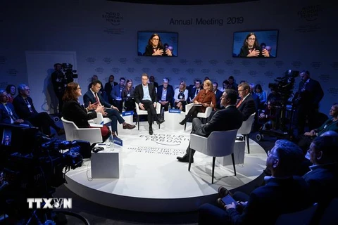 Ủy viên Thương mại của EU Cecilia Malmstrom và đại diện các tổ chức thương mại tại cuộc họp trong khuôn khổ Diễn đàn Kinh tế Thế giới (WEF) ở Davos, Thụy Sĩ ngày 24/1/2019. (Ảnh: AFP/TTXVN)