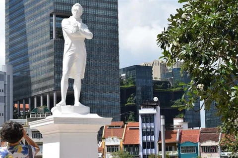 Tượng ông Thomas Stamford Raffles trên Đảo quốc Sư tử. (Nguồn: Al Jazeera)