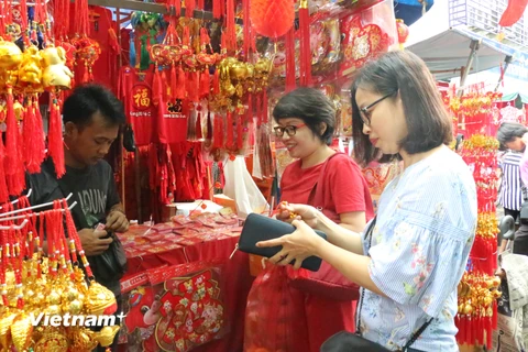 Nhiều người Việt đến khu chợ này để tìm không khí Tết và mua những món đồ trang trí nhà cửa