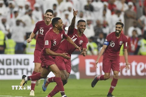 Các cầu thủ Qatar ăn mừng bàn thắng vào lưới đội Các tiểu vương quốc Arab thống nhất (UAE) trong trận bán kết Asian Cup 2019 trên sân Abu Dhabi ngày 29/1/2019. (Ảnh: THX/TTXVN)