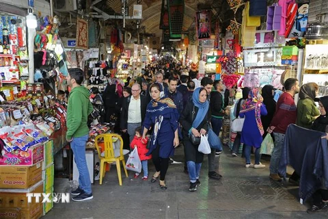 Người dân Iran mua sắm hang hóa tại thủ đô Tehran ngày 3/11/2018. (Ảnh: AFP/TTXVN)