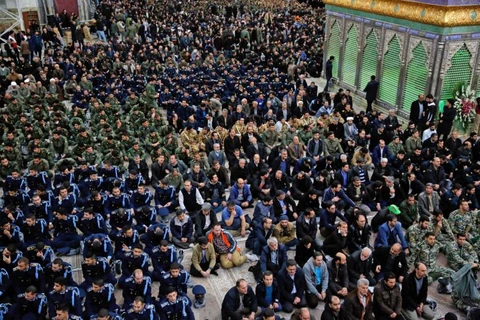 Người hành hương đến thăm lăng mộ của người sáng lập Cộng hòa Hồi giáo Iran, Ayatollah Ruhollah Khomeini, tại lăng mộ của ông ở Tehran vào ngày 1/2/2019.(Nguồn: AFP)