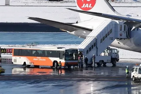 Hành khách rời máy bay Boeing 787 của Japan Airline, sau khi máy bay trượt khỏi đường băng có tuyết tại sân bay Narita ngày 1/2. (Ảnh: AFP)