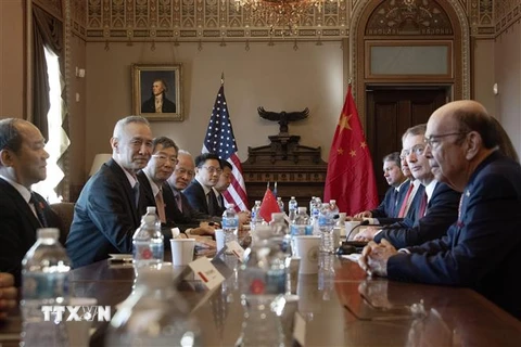 Phó Thủ tướng Trung Quốc Lưu Hạc (thứ 2, trái) dẫn đầu phái đoàn trong cuộc đàm phán với Đại diện Thương mại Mỹ Robert Lighthizer (thứ 3, phải) và Bộ trưởng Thương mại Wilbur Ross (phải) tại Washington DC., ngày 30/1/2019. (Ảnh: AFP/TTXVN)
