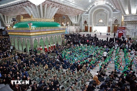 Người dân viếng lăng mộ nhà lãnh đạo tối cao Iran Ruholla Khomeini nhân dịp kỷ niệm 40 năm Cách mạng Hồi giáo tại thủ đô Tehran ngày 1/2/2019. (Ảnh: AFP/TTXVN)