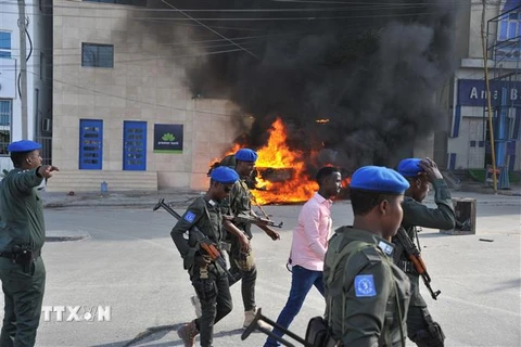 Hiện trường một vụ đánh bom xe ở thủ đô Mogadishu, Somalia ngày 23/1. (Ảnh: AFP/TTXVN)