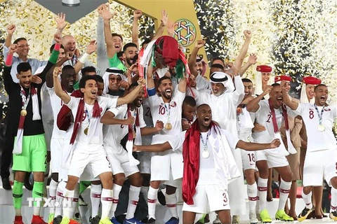 Giây phút đăng quang vô địch Asian Cup 2019 của tuyển Qatar sau khi thắng thuyết phục Nhật Bản 3-1 trong trận chung kết ở Abu Dhabi, Các Tiểu vương quốc Arập thống nhất (UAE) ngày 1/2/2019. (Ảnh: TTXVN phát)