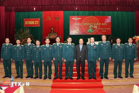 Thủ tướng Nguyễn Xuân Phúc với cán bộ, chỉ huy Sư đoàn Không quân 372. (Ảnh: Trần Lê Lâm/TTXVN)