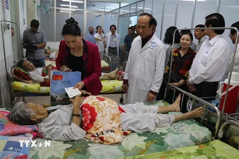 Chủ tịch Quốc hội Nguyễn Thị Kim Ngân chúc Tết và tặng quà các bệnh nhân tại Bệnh viện Đa khoa Trung tâm tỉnh Tiền Giang. (Ảnh : Minh Trí/TTXVN)