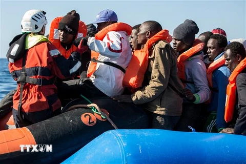 Người di cư trên tàu cứu hộ Sea Watch 3 sau khi được cứu ngoài khơi Libya ngày 19/1/2019. (Ảnh: AFP/TTXVN)
