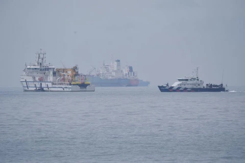 Tàu của Malaysia (trái) và tàu Cảnh sát biển Singapore tại vùng lãnh hải Singapore ngoài khơi Tuas ngày 6/12/2018. (Nguồn: straitstimes.com)