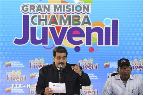 Tổng thống Venezuela Nicolas Maduro (trái) phát biểu trong một chương trình truyền hình tại Caracas ngày 26/1/2019. (Ảnh: AFP/TTXVN)