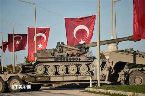 Xe quân sự Thổ Nhĩ Kỳ được triển khai tại khu vực biên giới với Syria ở Hassa, gần Hatay, miền nam Thổ Nhĩ Kỳ, ngày 28/1/2018. (Ảnh: AFP/TTXVN)