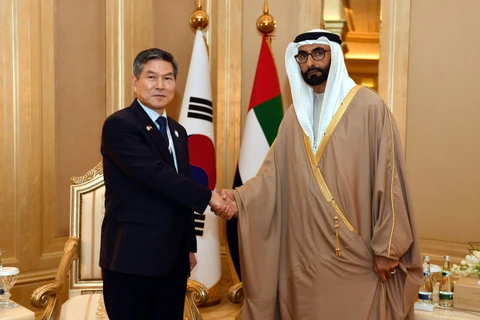 Bộ trưởng Quốc phòng Hàn Quốc Jeong Kyeong-doo (trái) và người đồng cấp Mohammed Ahmed Al-Bowardi. (Nguồn: Yonhap)