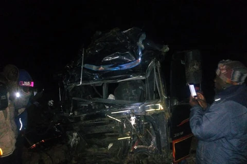 Chiếc xe khách nát bét tại hiện trường vụ tai nạn trên đường cao tốc Nakuru-Eldoret ngày 17/2/2019. (Nguồn: nation.co.ke)