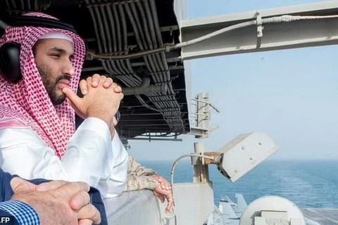 Thái tử Saudi Mohammed bin Salman đến thăm một tàu sân bay Mỹ năm 2015 trước khi trở thành người thừa kế ngai vàng của vương quốc. (Nguồn: AFP)