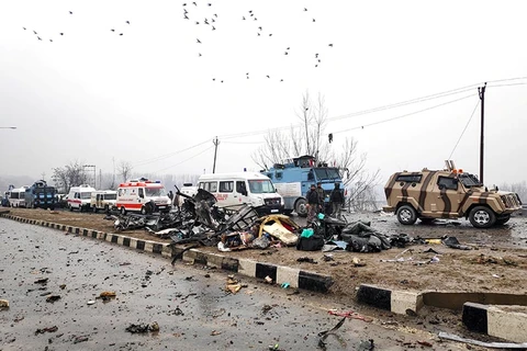 Hiện trường vụ đánh bom xe tại Kashmir ngày 14/2. (Nguồn: Reuters)
