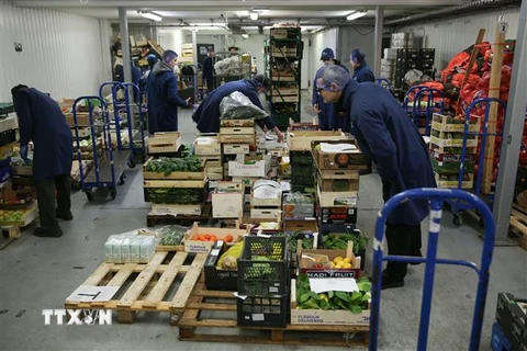 Công nhân làm việc tại một cơ sở phân phối rau quả ở phía nam thủ đô London, Anh, ngày 5/12/2018. (Ảnh: AFP/TTXVN)