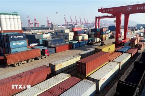 Hàng hóa được xếp tại cảng ở Liên Vân Cảng, tỉnh Giang Tô, miền đông Trung Quốc, ngày 12/12/2018. (Ảnh: THX/TTXVN)
