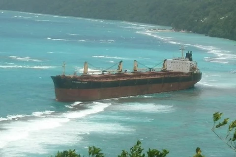 Tàu MV Solomon Trader mắc cạn trên rạn san hô. (Nguồn: radionz.co.nz)
