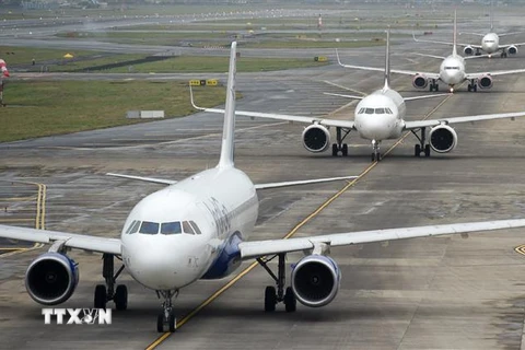 Máy bay đỗ tại sân bay Mumbai, Ấn Độ. (Ảnh: AFP/TTXVN)
