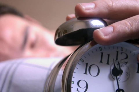Nguồn phát xung điện từ tần số 1-40 Hz đặt trong chiếc đồng hồ báo thức nhỏ có thể kiểm soát giấc ngủ. Ảnh minh họa. (Nguồn: Yahoo News)